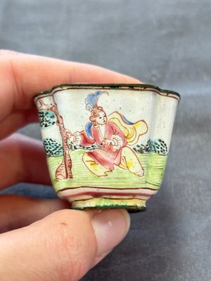 A Chinese Canton saucer, a cup and a covered box, 18th C. — photo 3