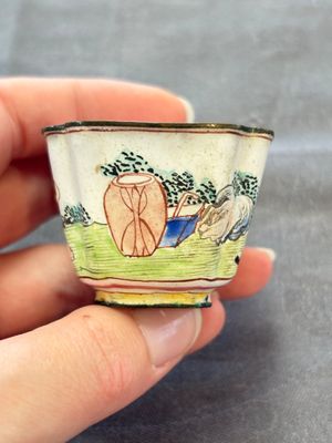 A Chinese Canton saucer, a cup and a covered box, 18th C. — photo 4