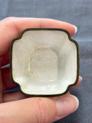 A Chinese Canton saucer, a cup and a covered box, 18th C. — photo 5