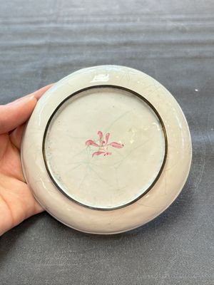A Chinese Canton saucer, a cup and a covered box, 18th C. — photo 8