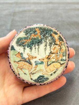 A Chinese Canton saucer, a cup and a covered box, 18th C. — photo 9