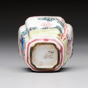 A Chinese Canton saucer, a cup and a covered box, 18th C. — photo 10