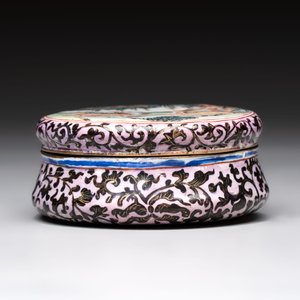 A Chinese Canton saucer, a cup and a covered box, 18th C. — photo 11