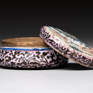A Chinese Canton saucer, a cup and a covered box, 18th C. — photo 12