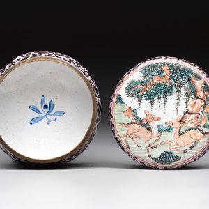 A Chinese Canton saucer, a cup and a covered box, 18th C. — photo 13