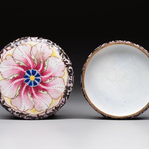 A Chinese Canton saucer, a cup and a covered box, 18th C. — photo 14
