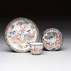 A Chinese Canton saucer, a cup and a covered box, 18th C. — photo 1