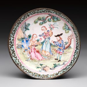 A Chinese Canton saucer, a cup and a covered box, 18th C. — photo 3