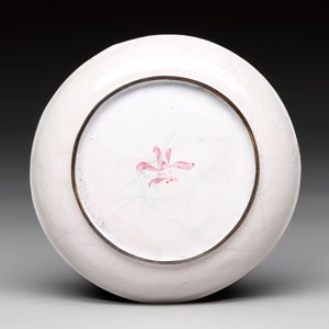 A Chinese Canton saucer, a cup and a covered box, 18th C. — photo 4