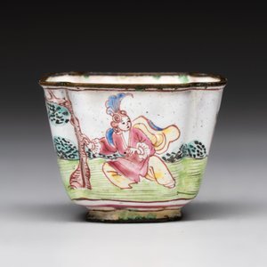 A Chinese Canton saucer, a cup and a covered box, 18th C. — photo 5