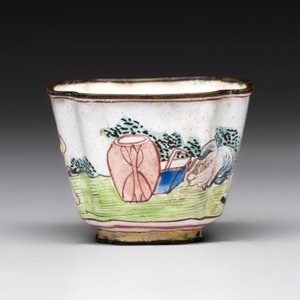 A Chinese Canton saucer, a cup and a covered box, 18th C. — photo 6