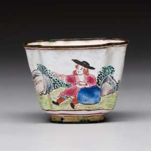 A Chinese Canton saucer, a cup and a covered box, 18th C. — photo 7