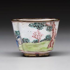 A Chinese Canton saucer, a cup and a covered box, 18th C. — photo 8