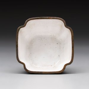 A Chinese Canton saucer, a cup and a covered box, 18th C. — photo 9