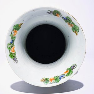 A Chinese Canton verte vase with incense burners, 19th C. — photo 5