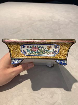 A Chinese Canton yellow-ground enamel rectangular jardinière with floral design, Qianlong — photo 3