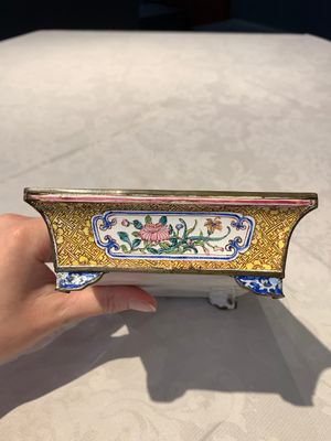 A Chinese Canton yellow-ground enamel rectangular jardinière with floral design, Qianlong — photo 5