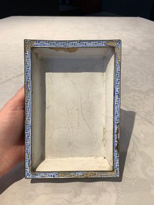 A Chinese Canton yellow-ground enamel rectangular jardinière with floral design, Qianlong — photo 6