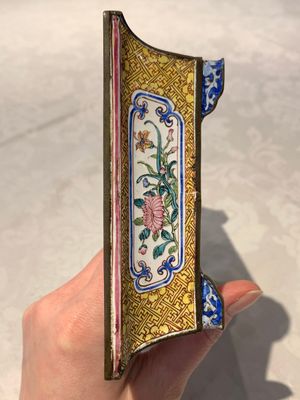 A Chinese Canton yellow-ground enamel rectangular jardinière with floral design, Qianlong — photo 9