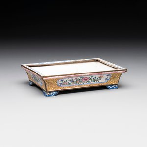 A Chinese Canton yellow-ground enamel rectangular jardinière with floral design, Qianlong — photo 1