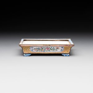 A Chinese Canton yellow-ground enamel rectangular jardinière with floral design, Qianlong — photo 4