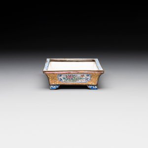 A Chinese Canton yellow-ground enamel rectangular jardinière with floral design, Qianlong — photo 5