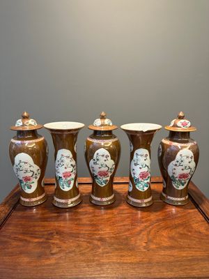 A Chinese capucin-brown-ground famille rose garniture of five vases with floral design, Yongzheng/Qianlong — 照片 1