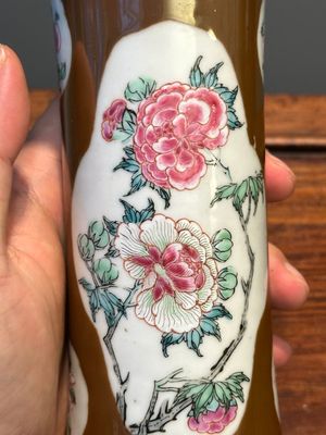 A Chinese capucin-brown-ground famille rose garniture of five vases with floral design, Yongzheng/Qianlong — 照片 16