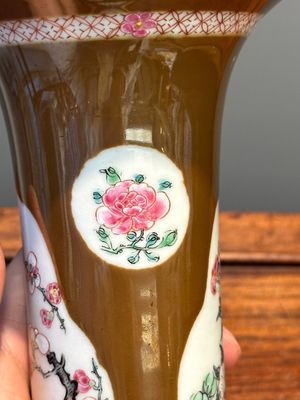 A Chinese capucin-brown-ground famille rose garniture of five vases with floral design, Yongzheng/Qianlong — 照片 17