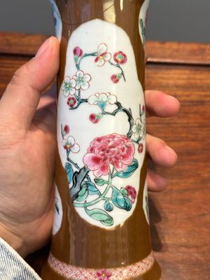 A Chinese capucin-brown-ground famille rose garniture of five vases with floral design, Yongzheng/Qianlong — 照片 25