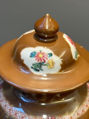 A Chinese capucin-brown-ground famille rose garniture of five vases with floral design, Yongzheng/Qianlong — 照片 5