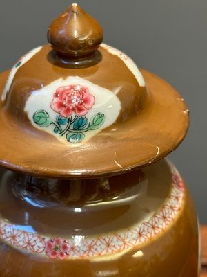 A Chinese capucin-brown-ground famille rose garniture of five vases with floral design, Yongzheng/Qianlong — 照片 6