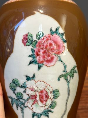 A Chinese capucin-brown-ground famille rose garniture of five vases with floral design, Yongzheng/Qianlong — 照片 7