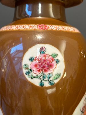 A Chinese capucin-brown-ground famille rose garniture of five vases with floral design, Yongzheng/Qianlong — 照片 8