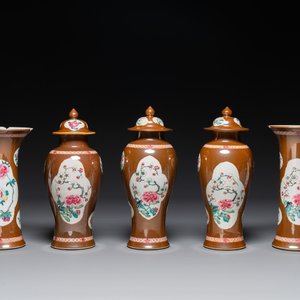 A Chinese capucin-brown-ground famille rose garniture of five vases with floral design, Yongzheng/Qianlong — 照片 1