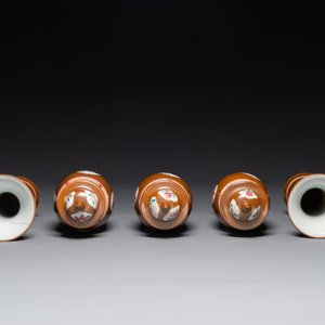 A Chinese capucin-brown-ground famille rose garniture of five vases with floral design, Yongzheng/Qianlong — 照片 3