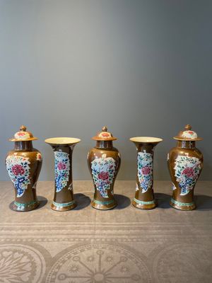 A Chinese capucin-brown-ground famille rose garniture of five vases with floral design, Qianlong — photo 1