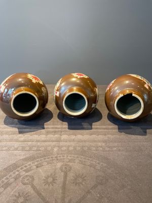 A Chinese capucin-brown-ground famille rose garniture of five vases with floral design, Qianlong — photo 11