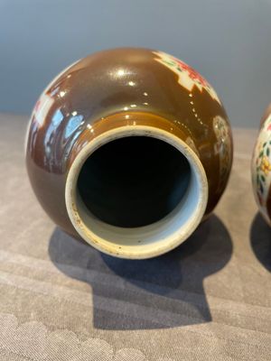 A Chinese capucin-brown-ground famille rose garniture of five vases with floral design, Qianlong — photo 12