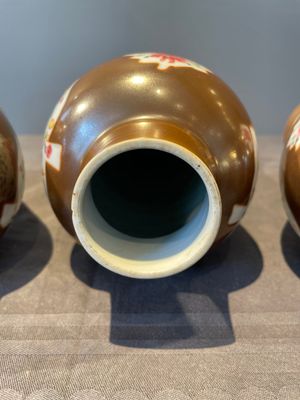 A Chinese capucin-brown-ground famille rose garniture of five vases with floral design, Qianlong — photo 13
