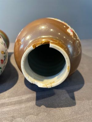 A Chinese capucin-brown-ground famille rose garniture of five vases with floral design, Qianlong — photo 14