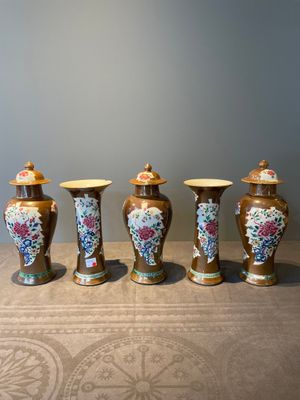 A Chinese capucin-brown-ground famille rose garniture of five vases with floral design, Qianlong — photo 2