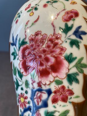 A Chinese capucin-brown-ground famille rose garniture of five vases with floral design, Qianlong — photo 29