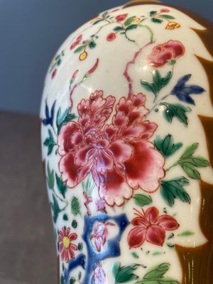 A Chinese capucin-brown-ground famille rose garniture of five vases with floral design, Qianlong — photo 30
