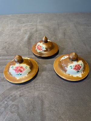 A Chinese capucin-brown-ground famille rose garniture of five vases with floral design, Qianlong — photo 3