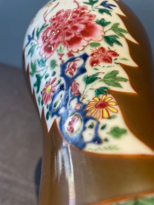 A Chinese capucin-brown-ground famille rose garniture of five vases with floral design, Qianlong — photo 31