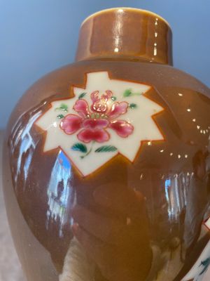 A Chinese capucin-brown-ground famille rose garniture of five vases with floral design, Qianlong — photo 32