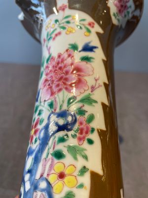 A Chinese capucin-brown-ground famille rose garniture of five vases with floral design, Qianlong — photo 33