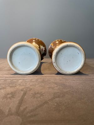 A Chinese capucin-brown-ground famille rose garniture of five vases with floral design, Qianlong — photo 36