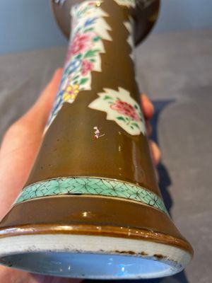 A Chinese capucin-brown-ground famille rose garniture of five vases with floral design, Qianlong — photo 38